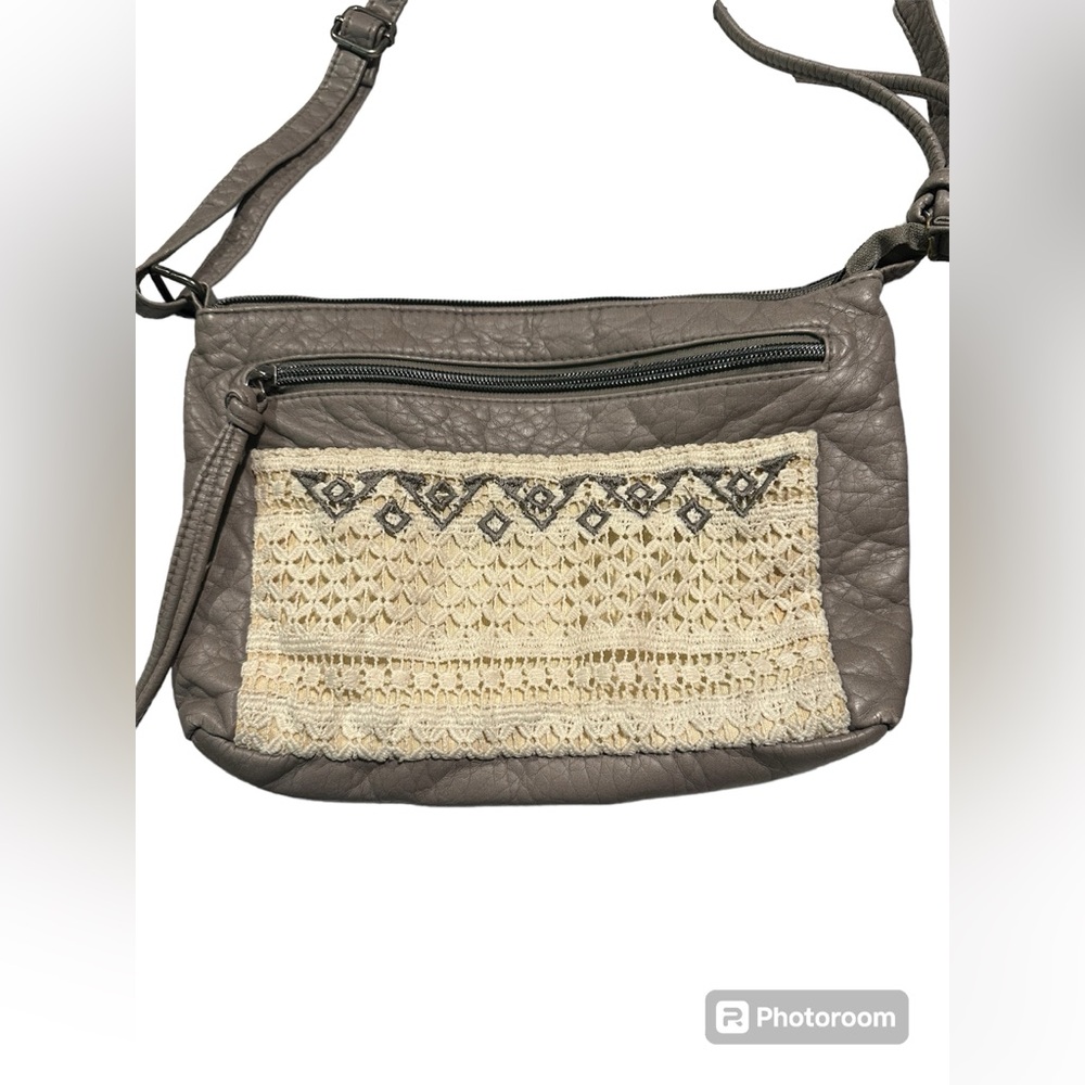 Maurice’s gray purse with adjustable strap. Front tassel zip.
